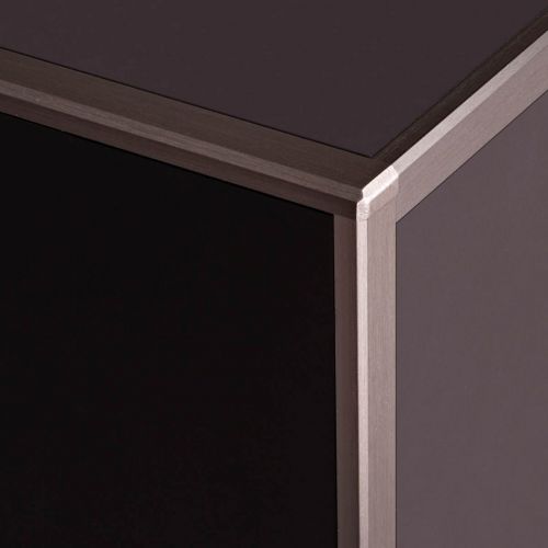 ������ ����������� Riciclantica Outline ���������� ������� �� ���������� ��������, ������������� �������� ������������, � ������ �� ������������� ����������� ������.